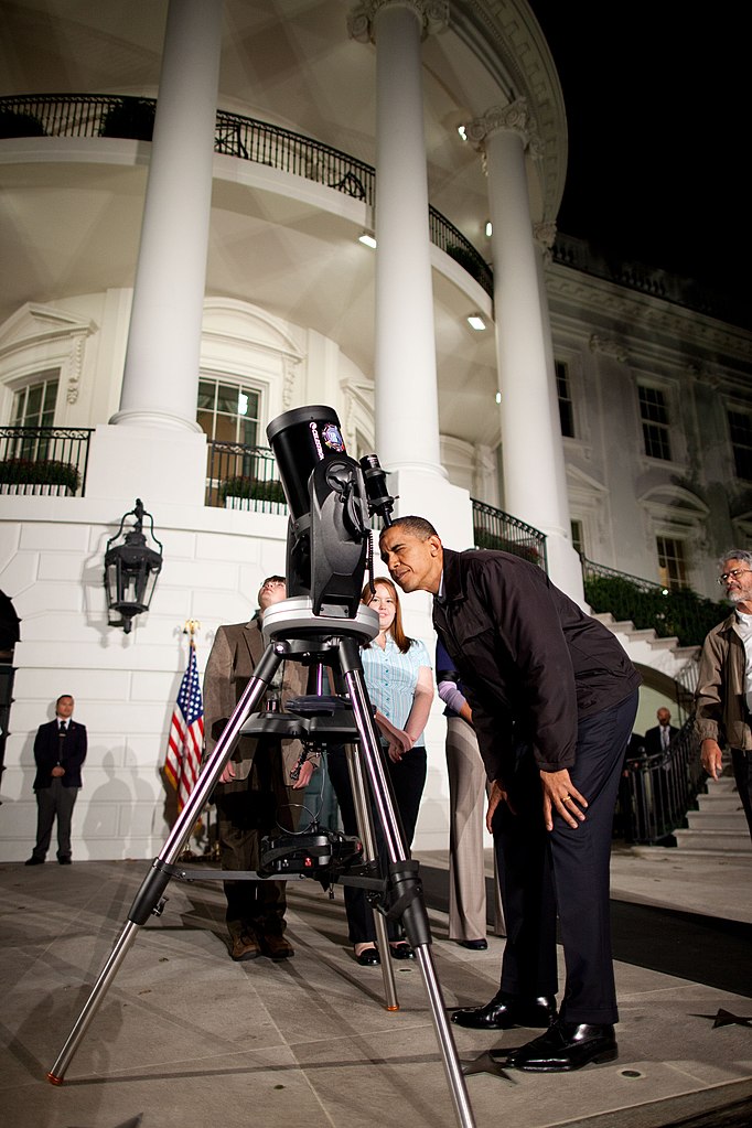 Barack Obama guarda attraverso un telescopio Celestron (PD)