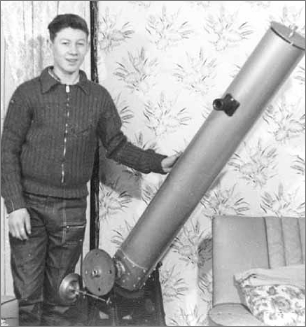 Barry Pemberton nel 1961 con il primo telescopio di produzione propria