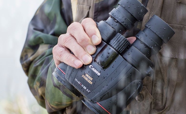 Perché molti birdwatcher in aggiunta a un cannocchiale usano anche un binocolo? Non basta solo uno dei due?