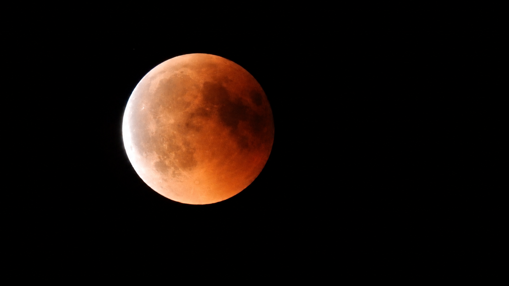Foto: L'eclissi lunare totale del 27 luglio 2018 al momento dell'uscita dall'ombra centrale