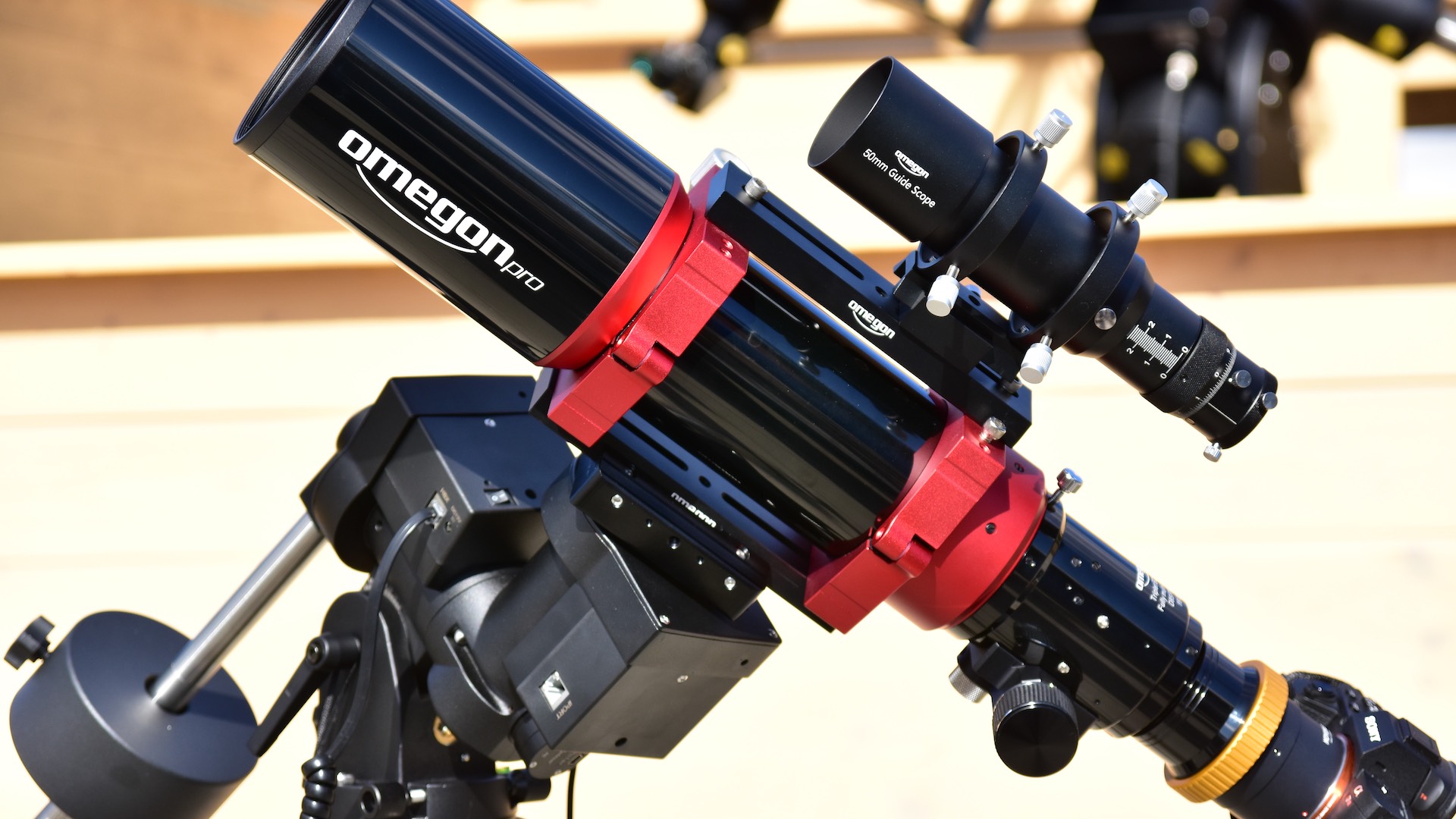 Rifrattore Omegon Pro 85/560 ED con montatura iOptron CEM26 LiteRoc e telescopio guida montato separatamente