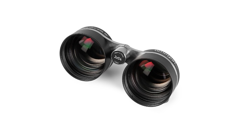 Il binocolo astronomico Omegon è dotato di lenti da 54 mm con trattamento antiriflesso per immagini luminose e nitide