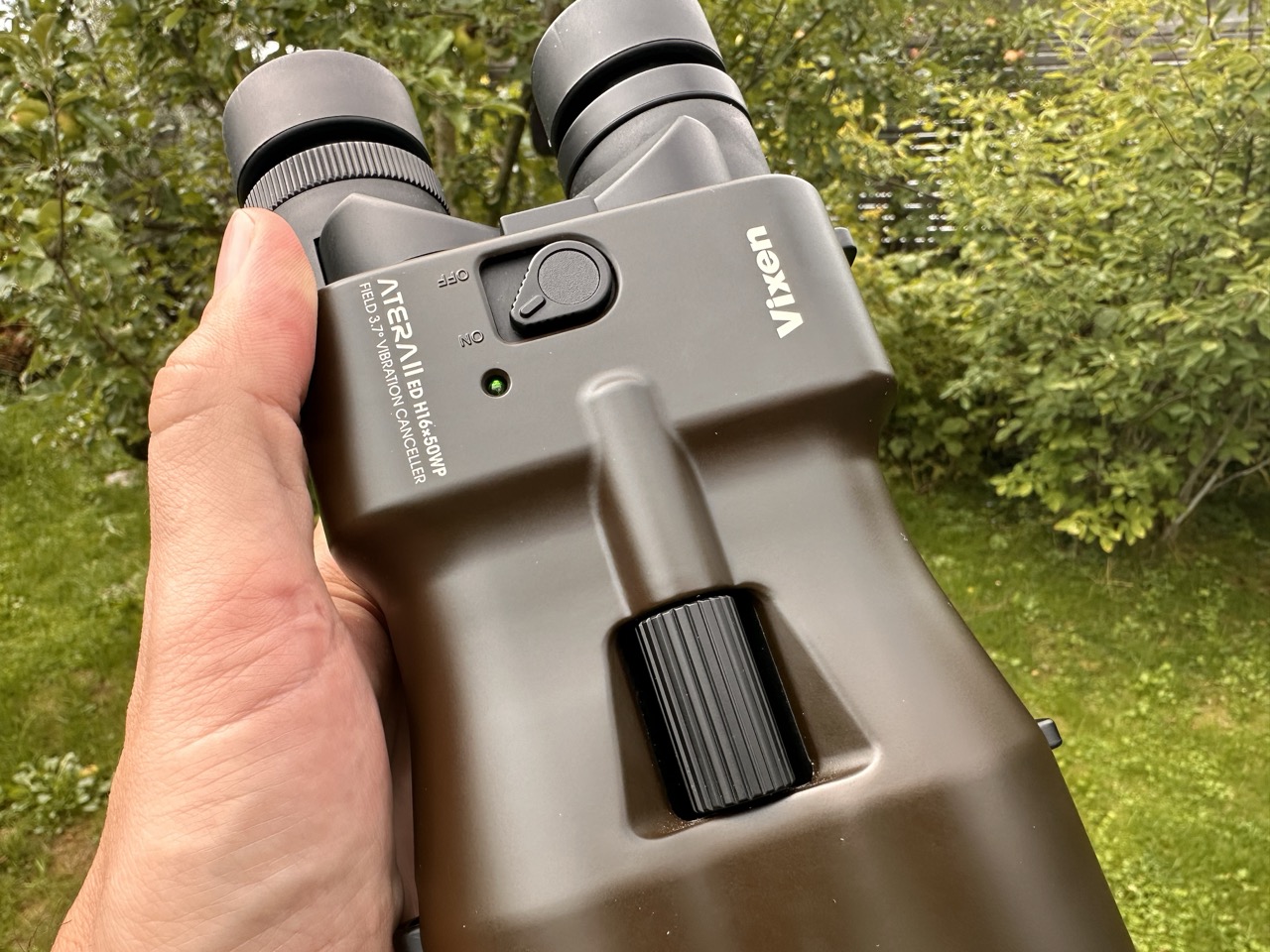 Il binocolo si tiene bene in mano e ha una forma ergonomica