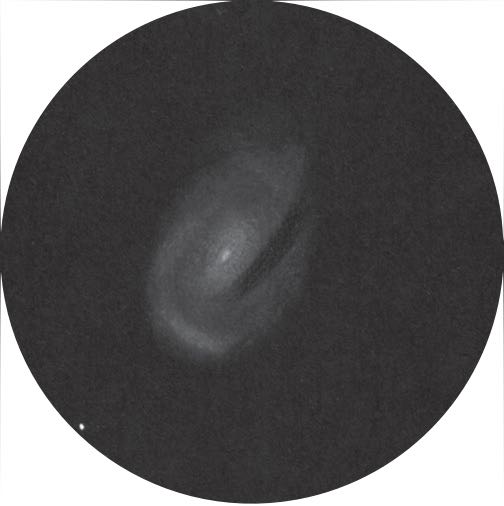 M 96, come appare in un telescopio da 400 mm
in condizioni di cielo scuro. Uwe Glahn