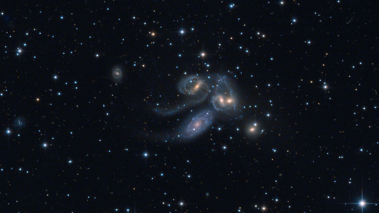 Il Quintetto Stephan: NGC 7320C (in alto a sinistra), NGC 7319, NGC 7318B e NGC 7318A, e
NGC 7217 (in basso a destra). NGC 7320 (in basso a sinistra) non fa parte del gruppo. Wolfgang Promper