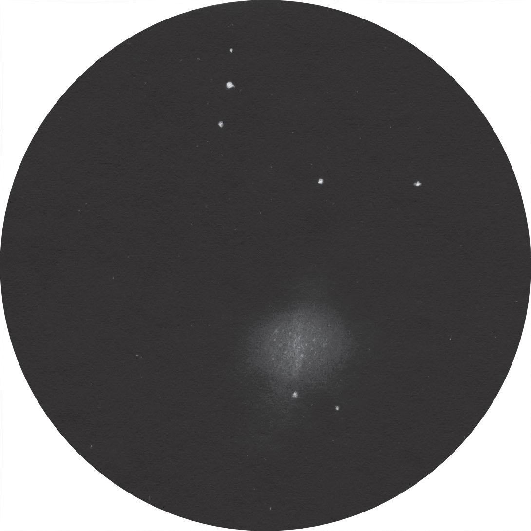 Così appare l'ammasso globulare con un piccolo telescopio da 70 mm e 56x. R. Stoyan