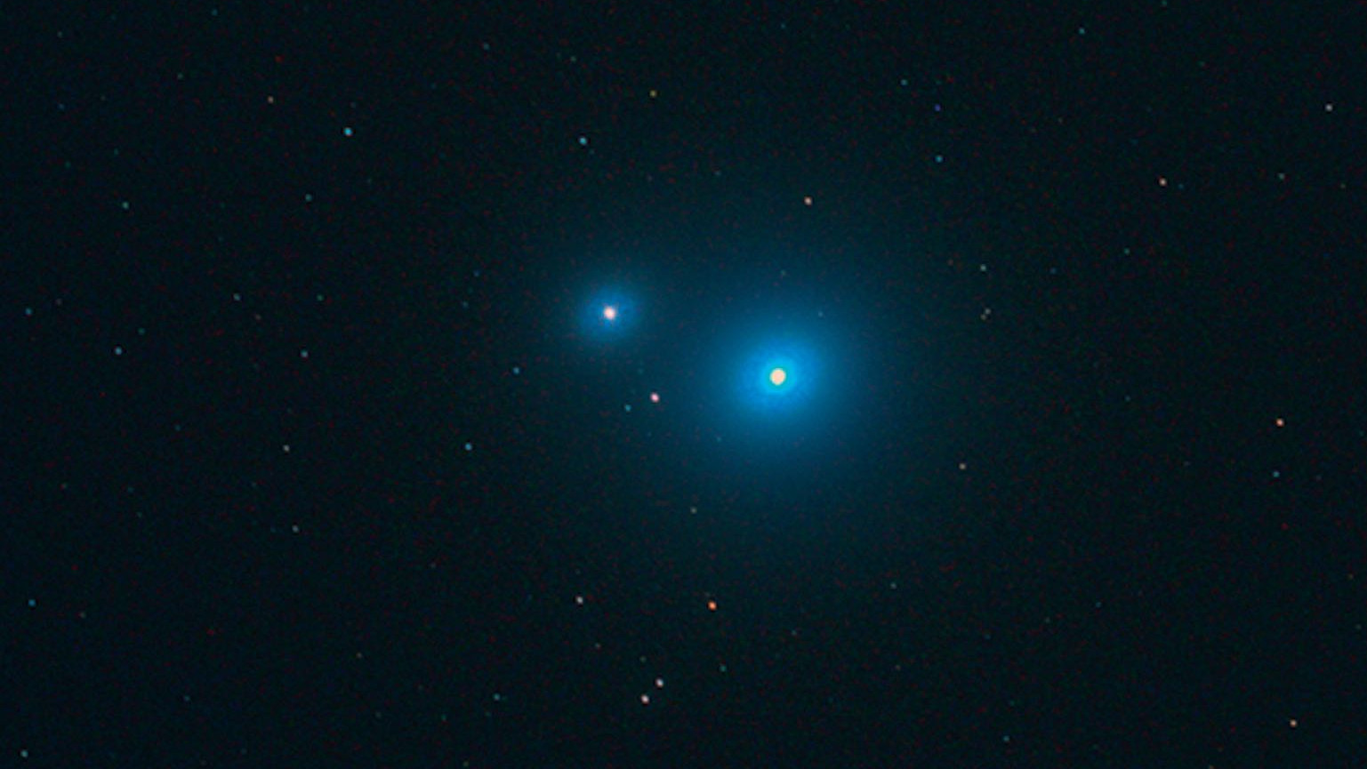 Chi riesce a vedere Alcor (a sinistra) ha ancora una vista buona. La stessa Mizar è un sistema composto da due stelle doppie. Rolf Löhr