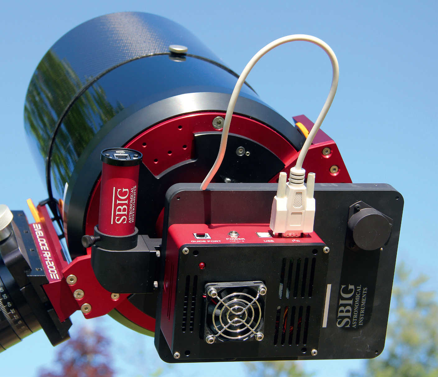 Una camera CCD raffreddata su un astrografo: tra il telescopio e la camera (corpo rosso e nero) si nota la ruota portafiltri (anch’essa nera) e accanto una camera di inseguimento (rossa), collegata tramite una guida fuori asse al cammino ottico del telescopio. U. Dittler