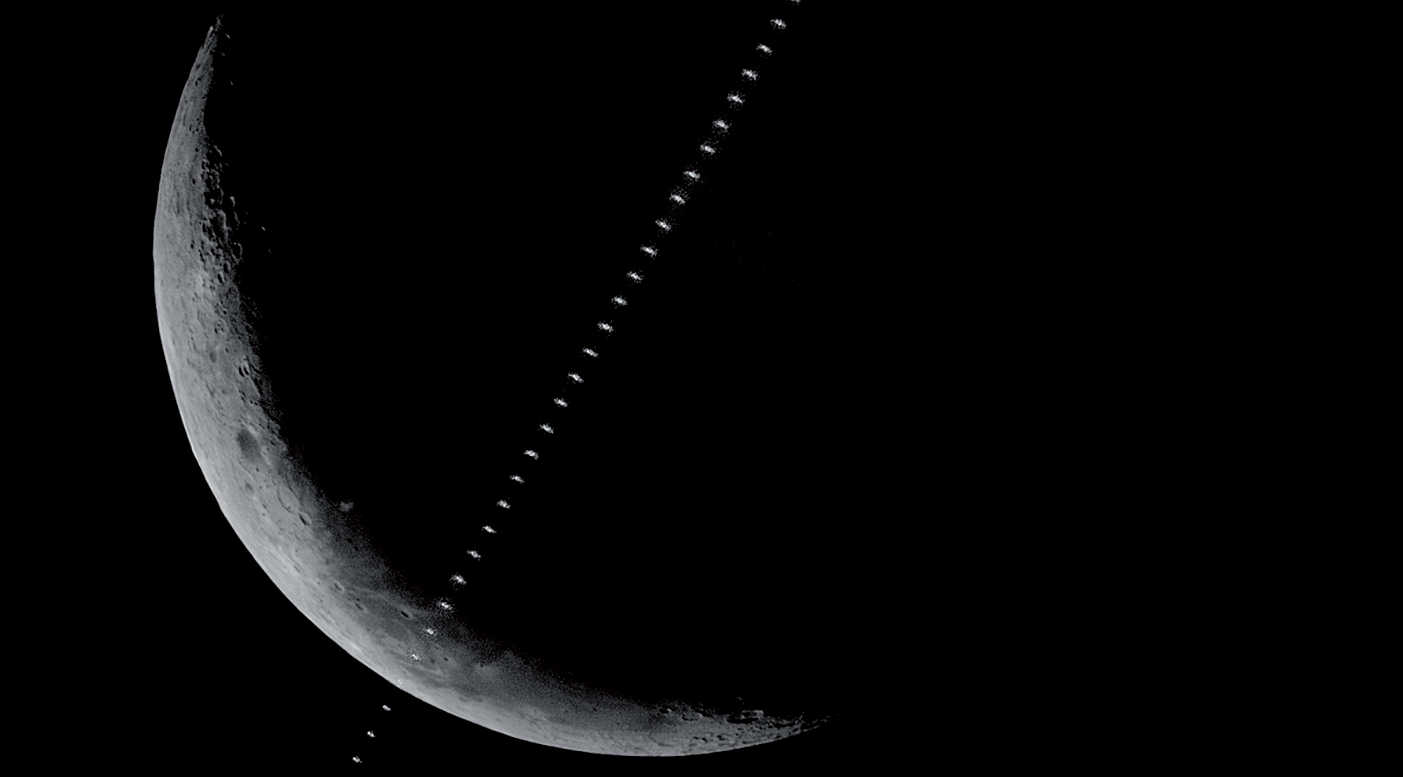 Nelle ore centrali del 20/06/2017 è stato possibile fotografare il transito della ISS davanti alla Luna calante sopra la Foresta Nera: il transito ha avuto luogo alle 13:56:09 CEST, quando la Luna si trovava a 36 gradi sopra l’orizzonte a sud-ovest. La distanza della ISS, di magnitudine 1,9, dal punto di osservazione era di 662,8 km, quindi il transito è durato 1,3 secondi e la stazione orbitante appariva di dimensione corrispondente. Le condizioni osservative erano sfavorevoli: l’elevata umidità atmosferica ha portato a una certa copertura nuvolosa, mentre le raffiche di vento hanno reso ancora più difficile l’osservazione. L’immagine è data dal fotomontaggio in Photoshop di 51 scatti. U. Dittler