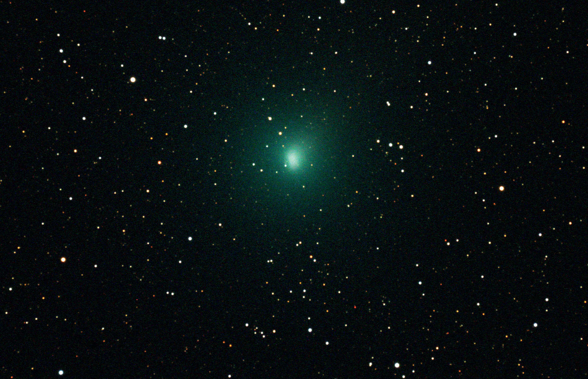 … oppure centrare l’immagine sulle stelle in modo che appaiano puntiformi, ottenendo però la testa della cometa meno nitida (b). I dati raw sono stati ottenuti il 11/10/2010 con una fotocamera CCD non raffreddata di tipo SBIG ST-4000XCM su un telescopio Takahashi TOA-130. La somma è data da otto scatti singoli con tempo di esposizione di 120 secondi ciascuno.