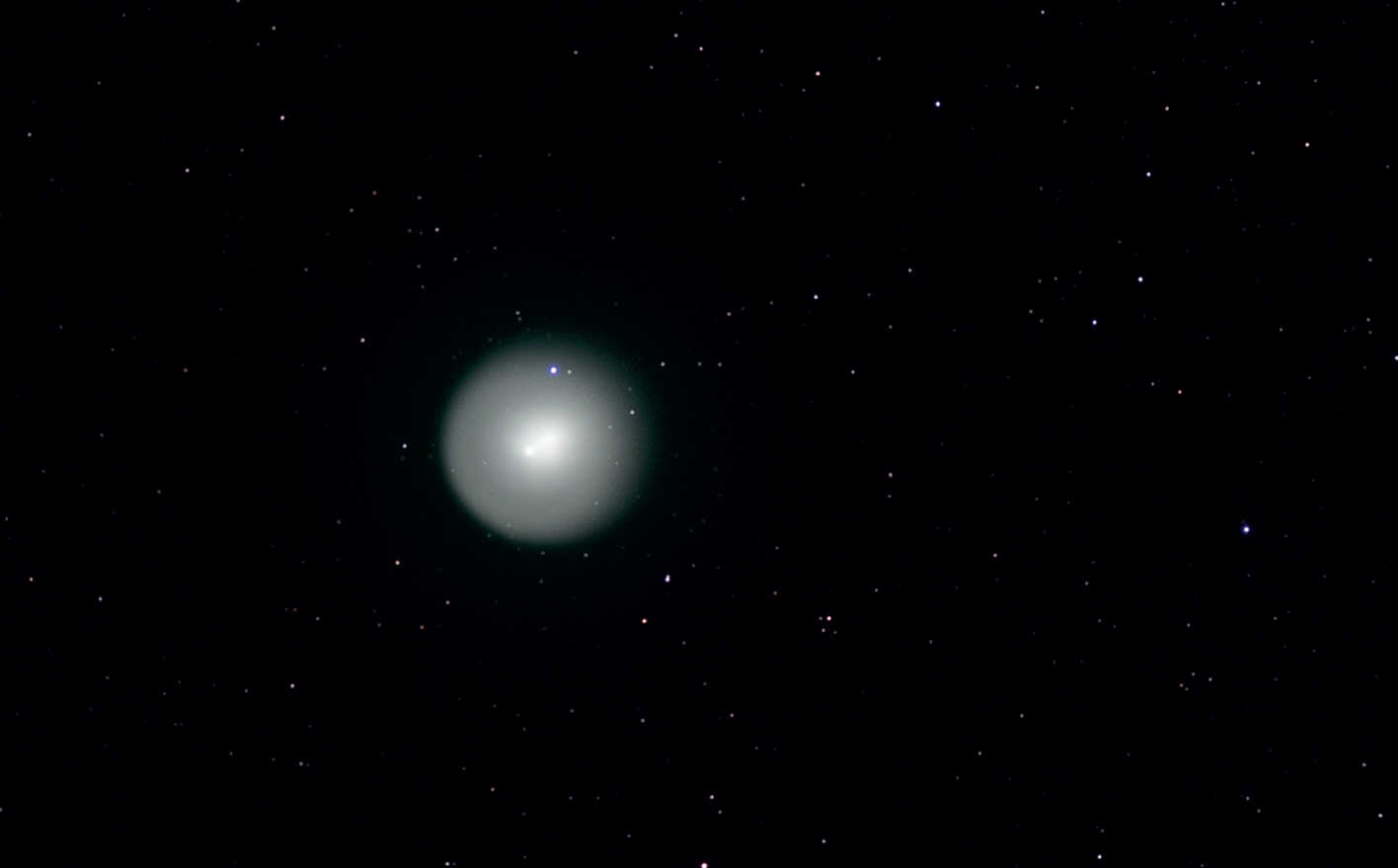 Nel 2007 la cometa periodica 17P (Holmes) ha dominato il cielo autunnale. La forma nitida e la grande testa si notano bene in questa immagine in bianco e nero, ottenuta il 01/11/2007 con una fotocamera CCD raffreddata e un telescopio Takahashi FS-102. Anche se le comete che brillano in verde sono di solito immortalate a colori, anche questa in bianco e nero ha un fascino particolare. U. Dittler