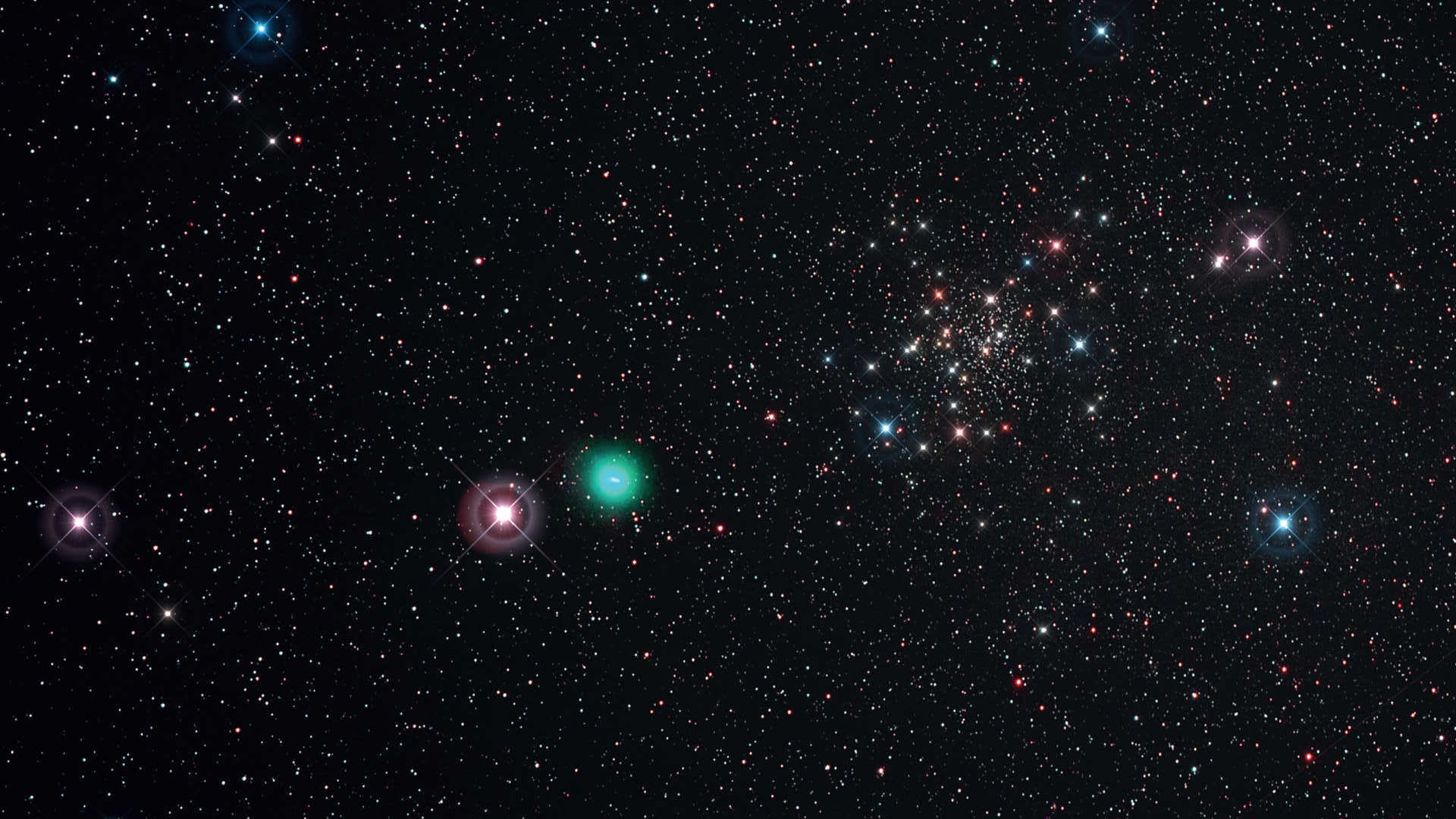 La notte limpida del 21/05/2015 ha permesso di riprendere la cometa C/2014 Q2 (Lovejoy) mentre transitava in prossimità dell’ammasso NGC188. Per questa immagine è stato usato un Telephoto Lens/Scope di Kowa (lunghezza focale: 350 mm, F/4) su una Canon 6D (modificata Hα) con filtro UHC-S. La somma è data da sei scatti con tempo di esposizione di 450 secondi ciascuno (ISO 800; tempo di esposizione totale: 45 minuti). Elaborazione con DeepSkyStacker e Photoshop; spikes aggiunti solo per motivi estetici. U. Dittler