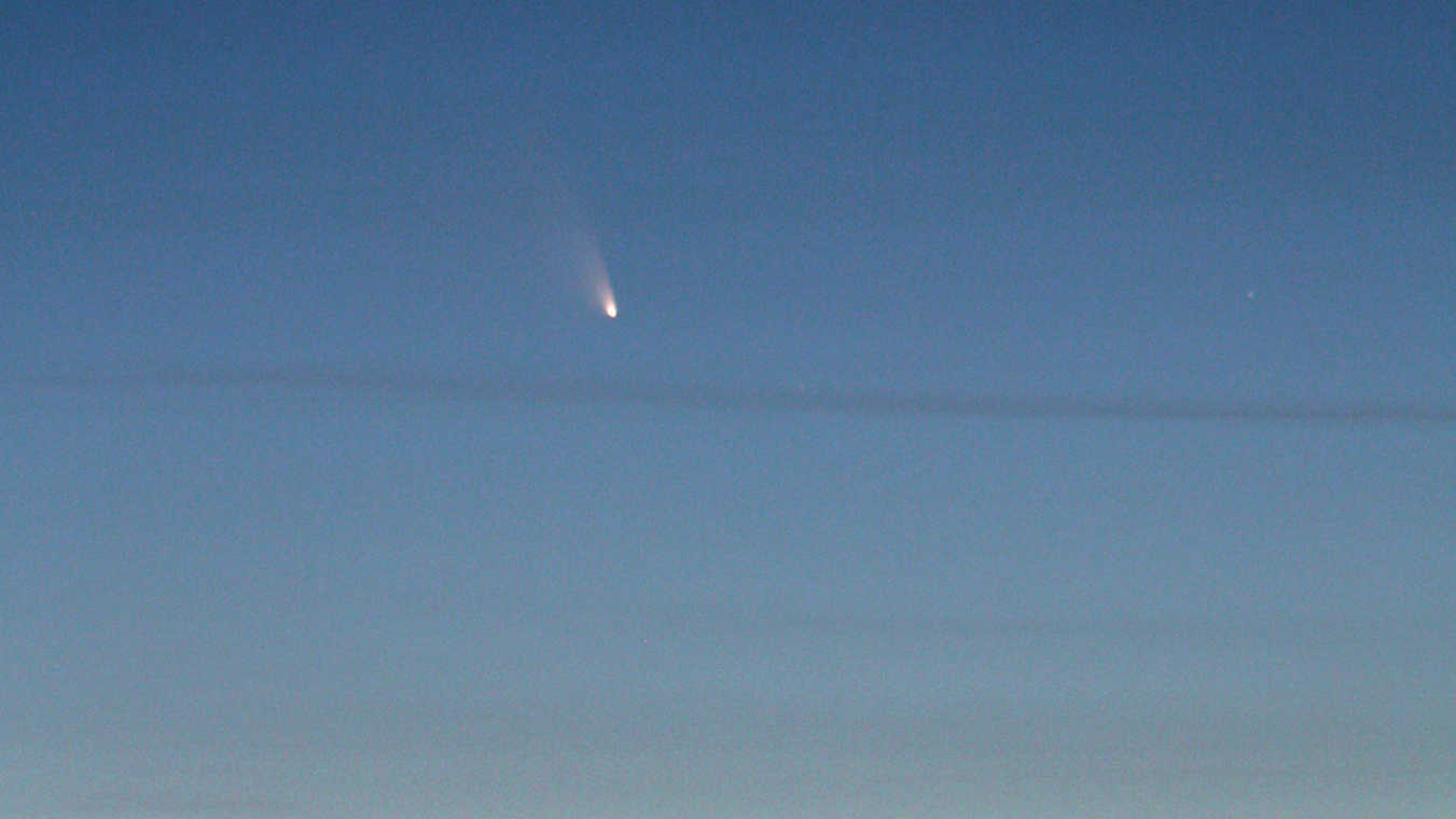 La cometa C/2011 L4 (PanSTARRS) nel crepuscolo della sera sopra alla Foresta Nera. L’immagine singola è stata scattata il 15/03/2013 poco dopo il tramonto con un teleobiettivo da 300 mm di lunghezza focale su una DSLR di tipo Canon 550D. U. Dittler