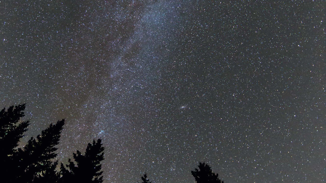 Immagine della Via Lattea estiva sopra alla Foresta Nera. È stata ottenuta con una fotocamera DSLR a pieno formato di tipo Canon 6D con un obiettivo da 14 mm con diaframma 2,8,  ISO 6400 e 20 secondi di esposizione. U. Dittler
