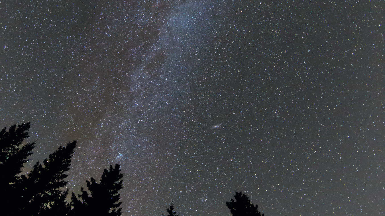 Immagine della Via Lattea estiva sopra alla Foresta Nera. È stata ottenuta con una fotocamera DSLR a pieno formato di tipo Canon 6D con un obiettivo da 14 mm con diaframma 2,8, ISO 6400 e 20 secondi di esposizione. U. Dittler