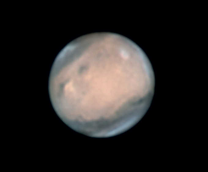 Immagine di Marte, ripreso il 20.5.2016 con un telescopio Newton 10 pollici, lente di Barlow e ZWO ADC a  f = 4800 mm. Registrato con una camera ASI120M con filtri RGB. Immagine ottenuta dalla somma di 5000 immagini su 11000. Volker Heinz