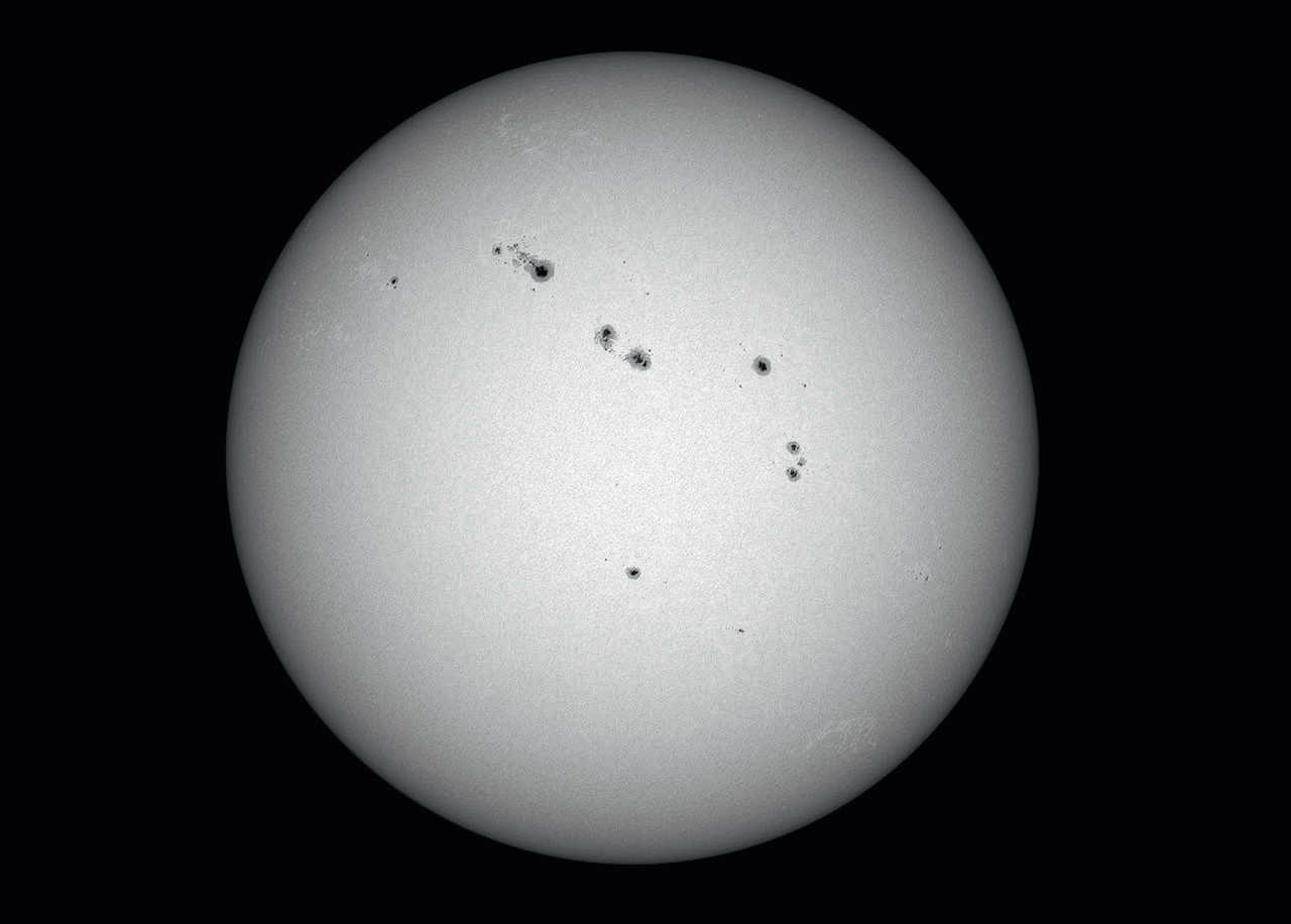 Con ottiche dalla lunghezza focale breve (circa 500 – 600 mm) si possono ottenere immagini panoramiche del disco solare che mostrano la disposizione delle macchie. Questa è stata ripresa con una camera CCD non raffreddata su un telescopio con apertura 60 mm e 600 mm di lunghezza focale (si tratta della somma di 500 immagini estratte da una sequenza di 2500). U. Dittler