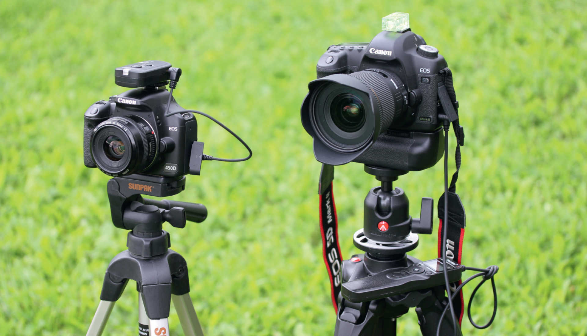 Per iniziare con la fotografia startrail bastano una fotocamera economica con obiettivo grandangolare (qui a sinistra, una Canon EOS 450D con un semplice obiettivo da 35 mm), un cavo di scatto remoto (qui è stato usato un scatto remoto wireless) e un treppiedi poco costoso. Gli astrofotografi più impegnati possono usare fotocamere reflex con sensore a pieno formato e un luminoso obiettivo grandangolare (qui, una Canon 5D con un obiettivo da 20 mm di lunghezza focale e diaframma 1,8), come mostrato a destra. L'impugnatura a batteria collegata consente sequenze di scatto più lunghe, che vengono gestate in modo autonomo dal dispositivo di scatto remoto programmabile. U. Dittler