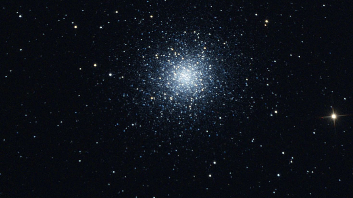 Al binocolo M13 non si lascia risolvere, tuttavia è già identificabile come un ammasso globulare. Marcus Degenkolbe