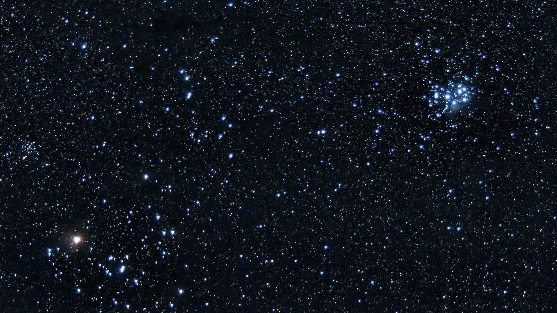 Oltre alle Pleiadi (a destra nell’immagine) e alle Iadi con Aldebaran (la stella luminosa a sinistra), nel Toro si possono trovare tanti altri ammassi stellari, come NGC 1647 (a sinistra, sopra Aldebaran). Marcus Degenkolbe