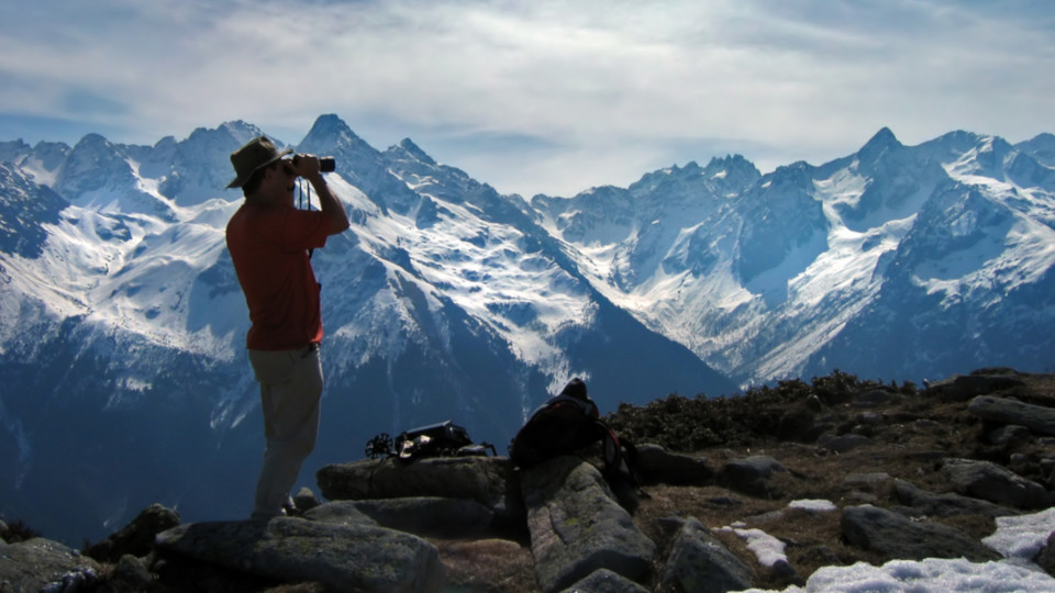 Je cherche des jumelles que je puisse emporter lors de mes randonnées en montagne.