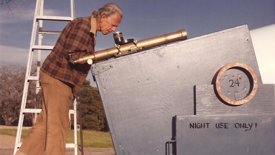 John Dobson con un telescopio da 24 pollici/Foto: Sidewalk Astronomers