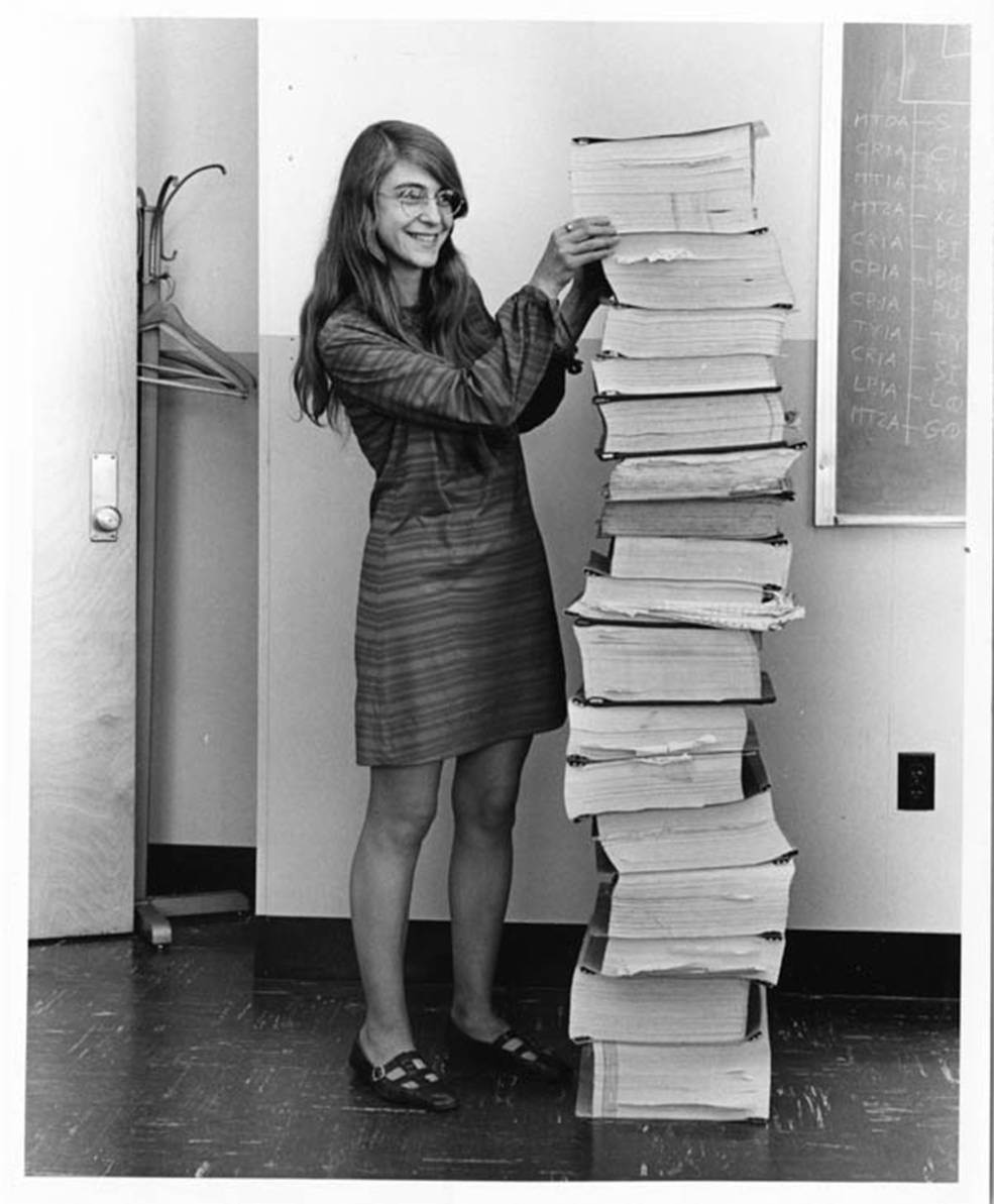 Margaret Hamilton accanto al codice sorgente dell'Apollo Guidance Computer. © Courtesy MIT Museum