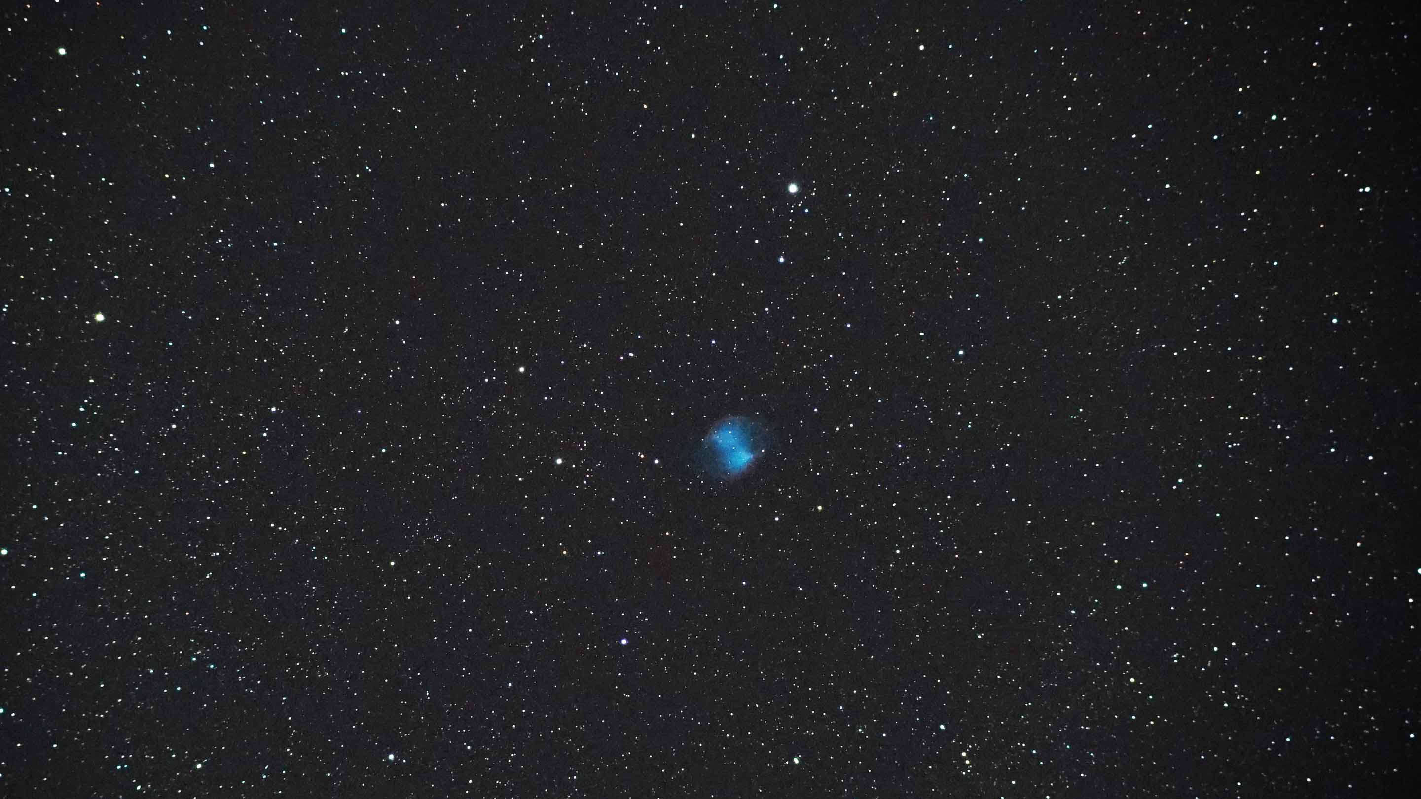 La nebulosa Manubrio M27 nella costellazione della Volpetta; foto: Marcus Schenk