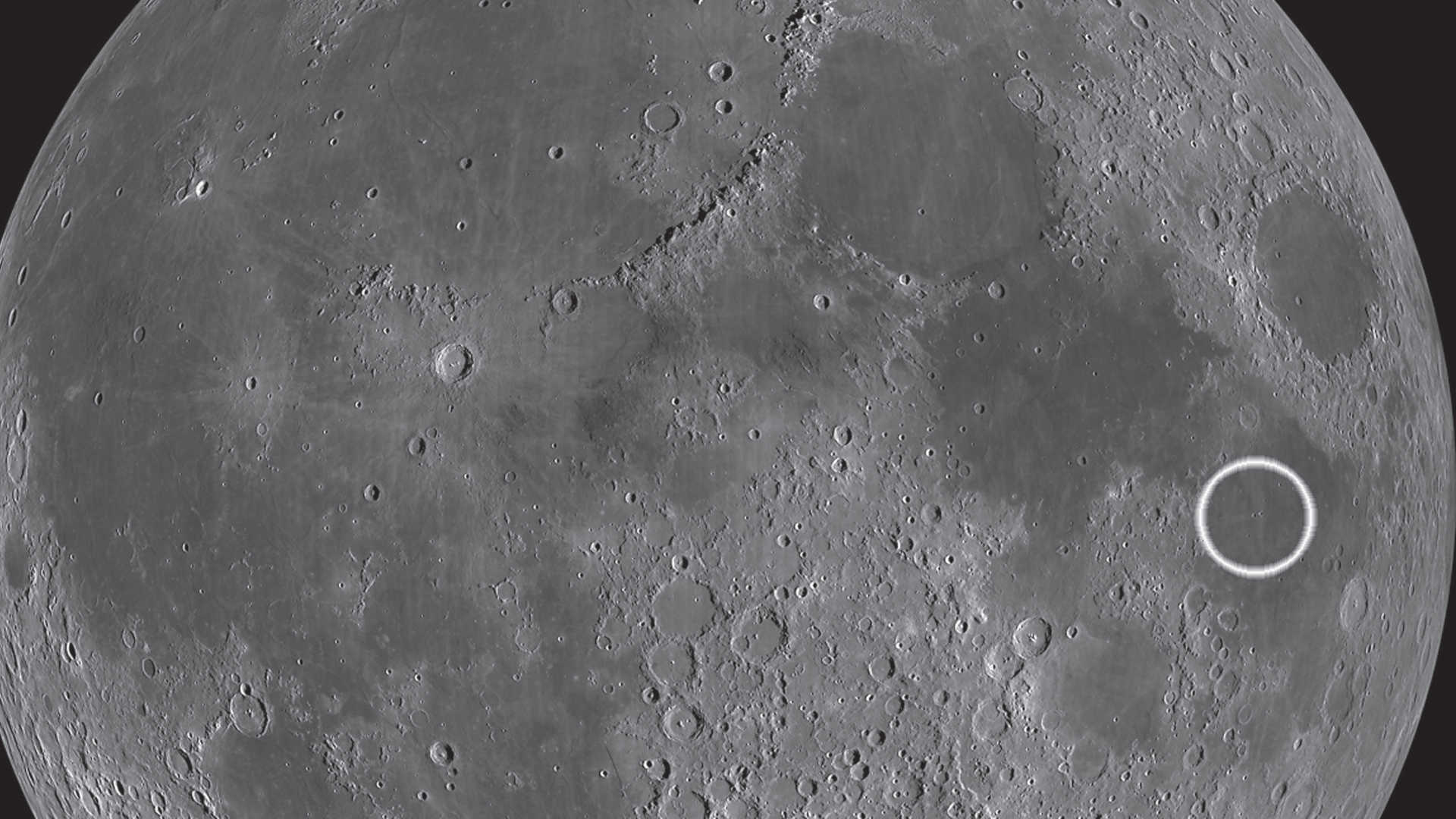 Entrambi i crateri Messier e Messier A si trovano quasi al centro del Mare della Fecondità. Singolare è la traccia allungata del materiale espulso di Messier A. NASA/GSFC/Arizona State University