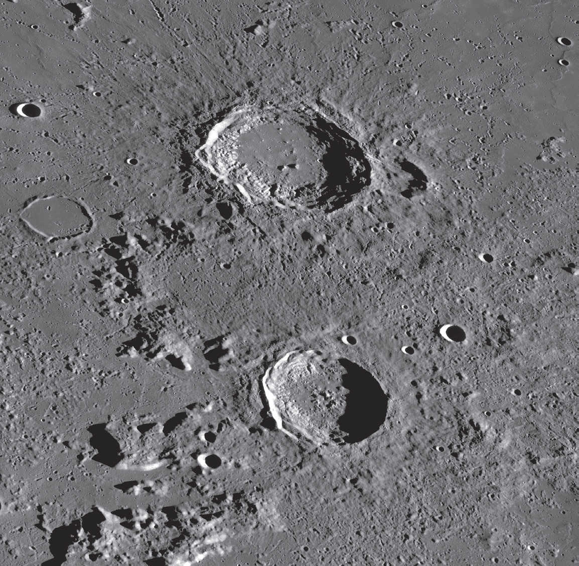 Entrambi i crateri sono ben visibili. NASA/GSFC/Arizona State University