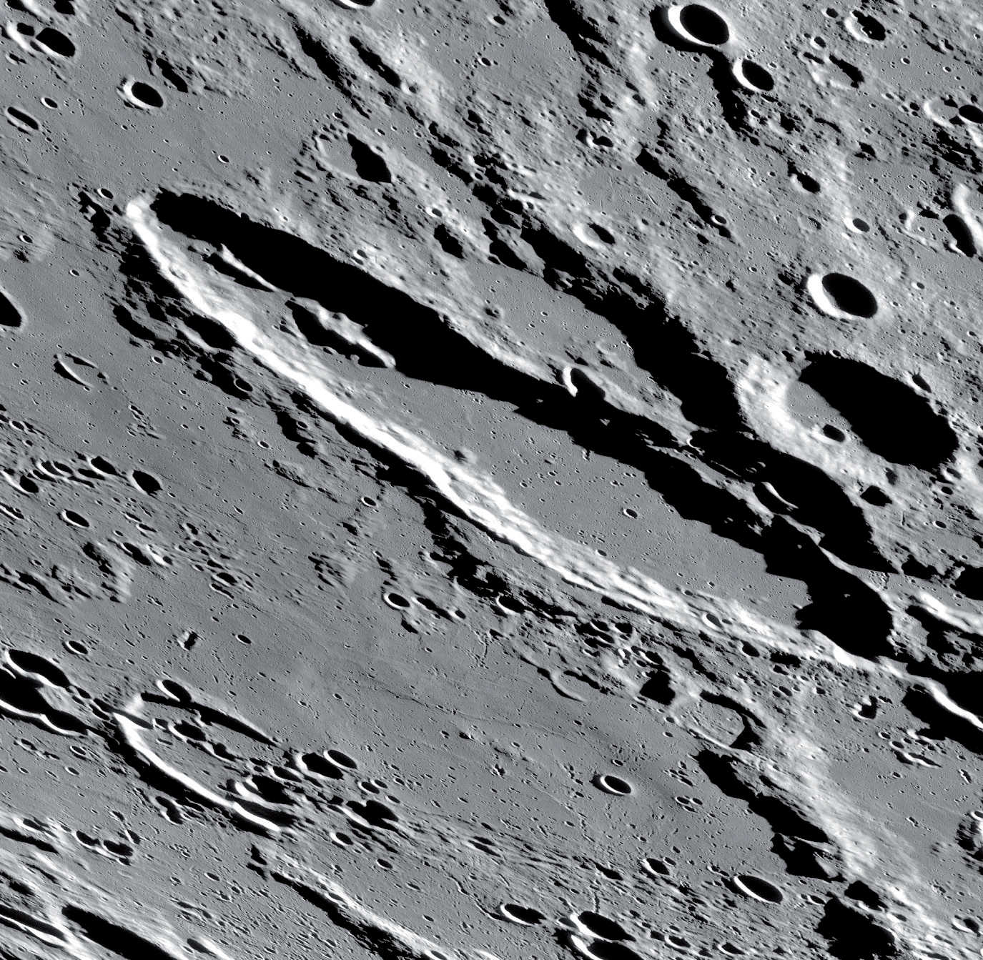 Notevole anche la catena montuosa allungata nella metà nord-occidentale del cratere. NASA/GSFC/Arizona State University