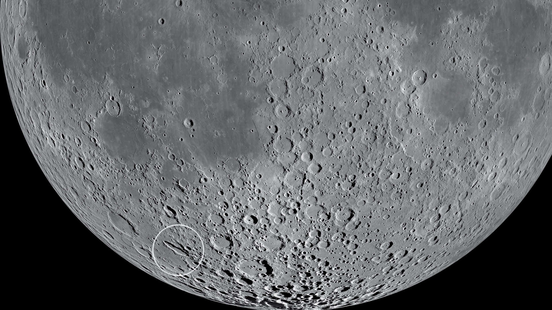 Schiller, con un diametro di 70 km×180 km, è fortemente ellittico. NASA/GSFC/Arizona State University 