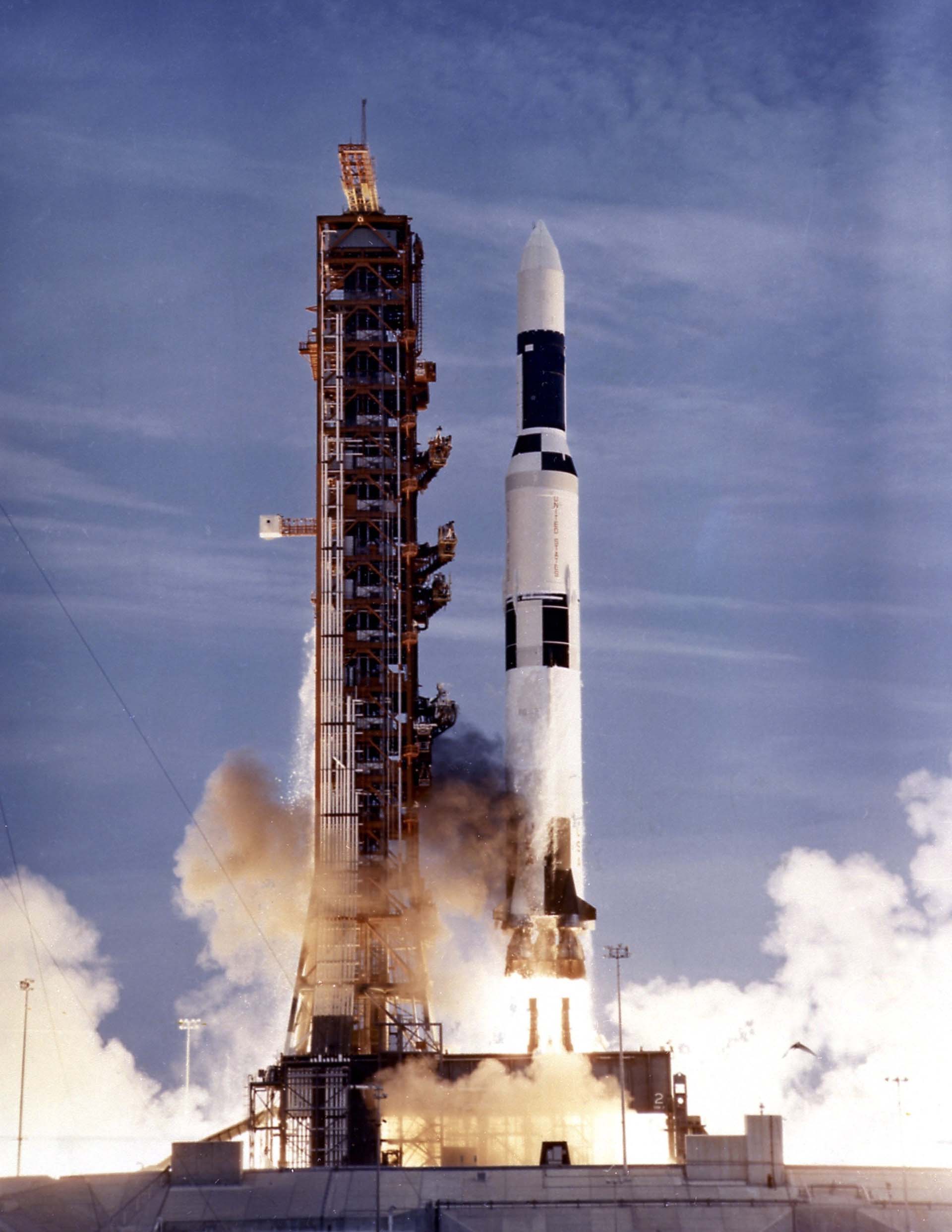 Il razzo Saturn V sulla rampa di lancio al decollo
