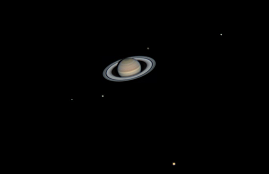 Saturno circondato dalle lune Encelado, Teti, Dione, Rea e Titano (foto di James Bates, Berlino, agosto 2019 con un Celestron Nexstar 8SE, Barlow 2x, ZWO ADC, filtro di blocco IR/UV, ZWO ASI 224MC)