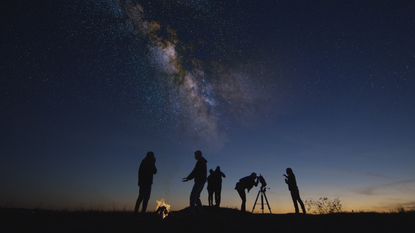 Condividere le meraviglie del cielo notturno con amici e familiari. Frame Stock Footage/Shutterstock.com