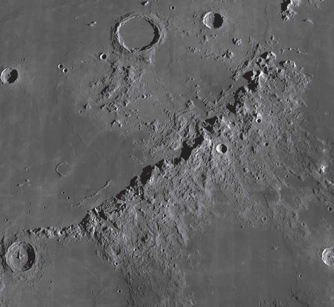 La più grande catena montuosa sul lato visibile della Luna, i Montes Apenninus. NASA/GSFC/Arizona State University