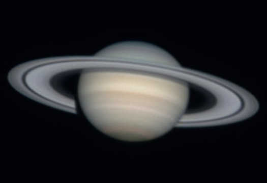 Un telescopio con apertura di 80 mm mostra distintamente l'anello A e l'anello B. Li divide la scura Divisione di Cassini. Mario Weigand