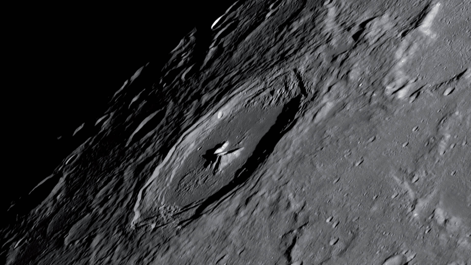 La superficie della Luna è sempre un bel soggetto da riprendere, e con il software giusto è possibile ricavare da un video i dettagli più delicati. M. Weigand