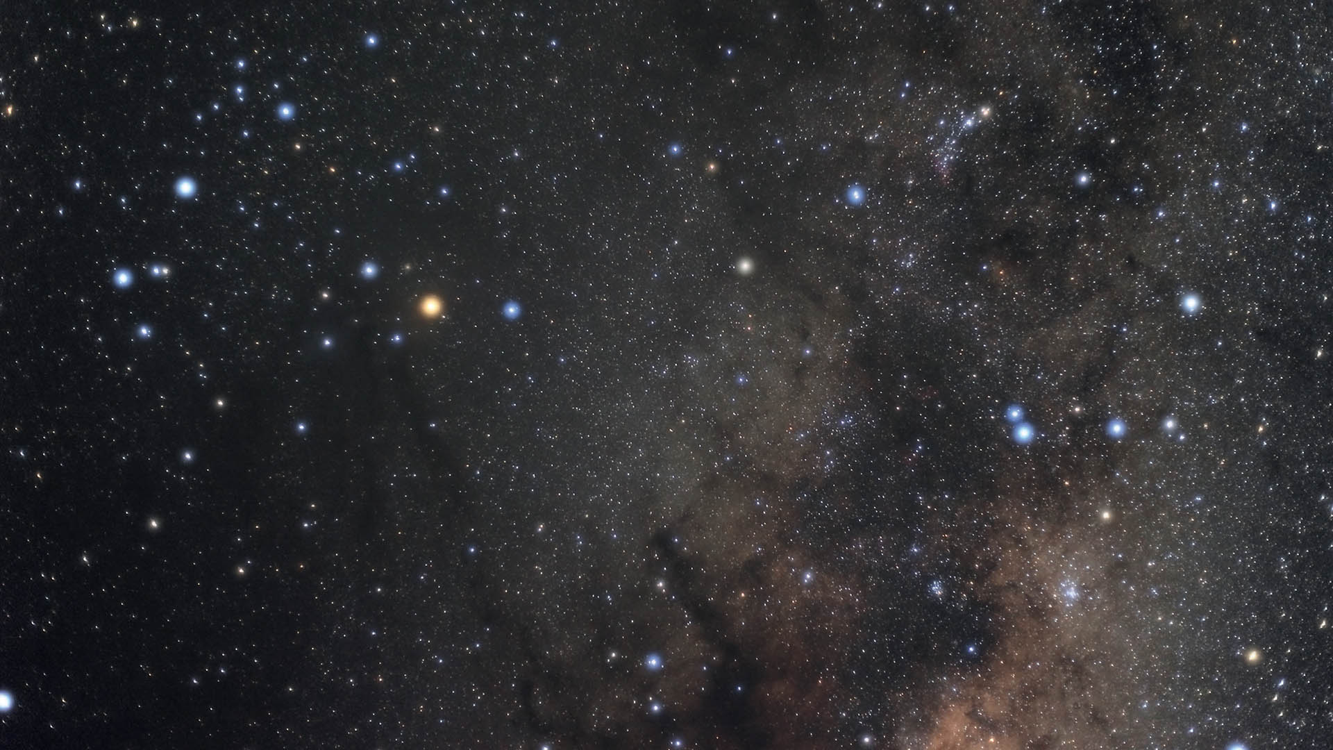 Una foto della costellazione dello Scorpione, ottenuta senza inseguimento. La lunghezza focale era di 50 mm e l'esposizione di 7 secondi con ISO 3200 e f/1,8. La Canon EOS 5D Mark II usata ha pixel da 6,4 μm, il che significa una traccia lunga 4 pixel prima della riduzione dell'immagine. Questo risultato deriva dalla somma di 15 immagini singole. M. Weigand