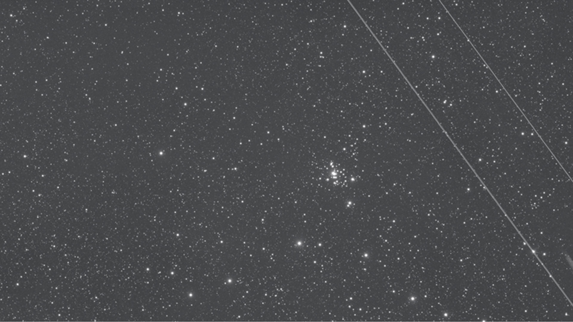 Che rabbia! Un aereo attraversa il campo visivo
durante i 15 minuti di esposizione
per riprendere NGC 1501.
Si può ancora recuperare? M. Weigand