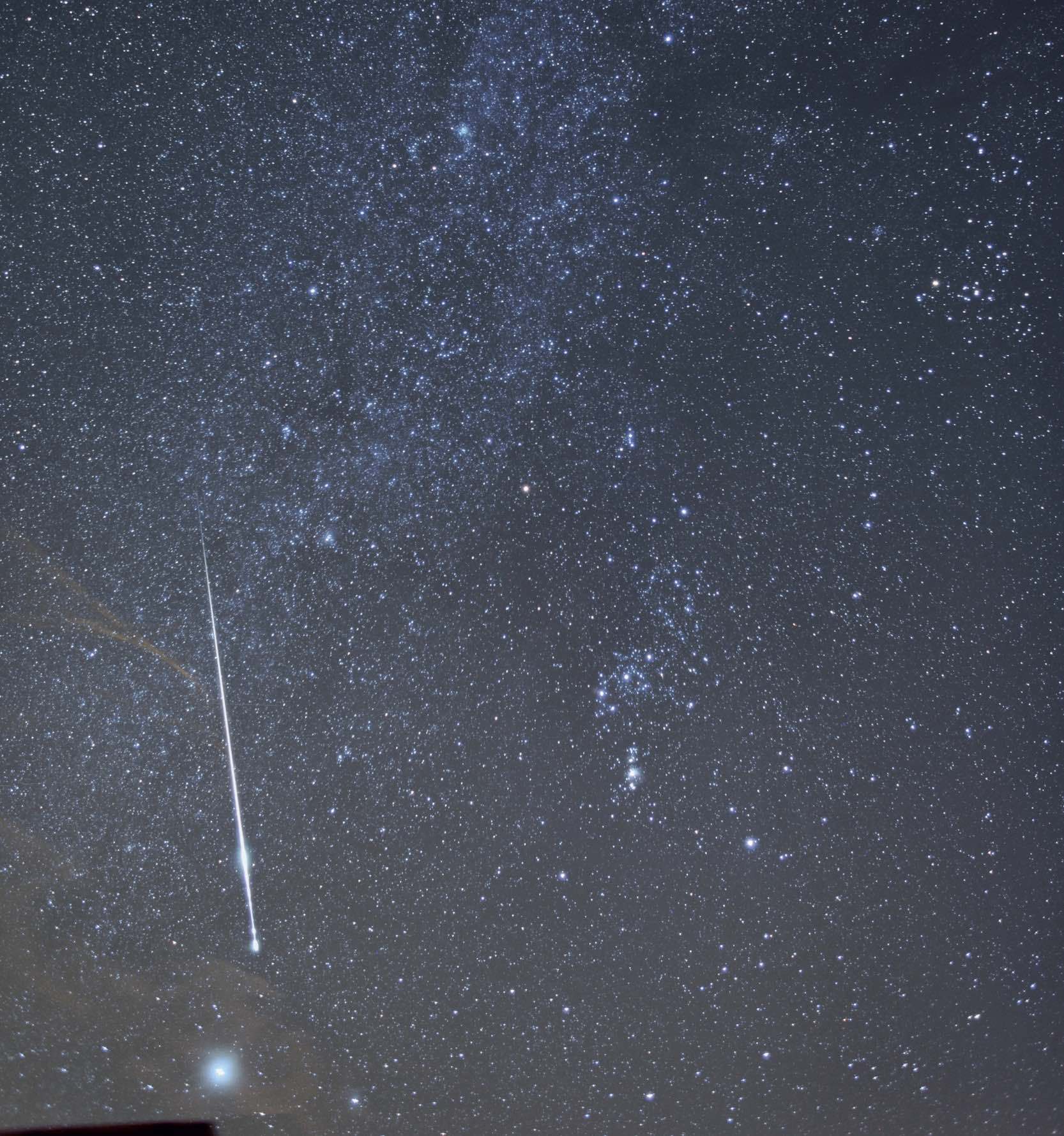 Una meteora molto luminosa nella costellazione di Orione. Dietro di sé ha lasciato perfino una “traccia di fumo”, ancora visibile nelle immagini successive della serie. Dati di ripresa: Canon EOS 5D Mk II con ISO 800, lunghezza focale 24 mm e diaframma f/2,2. M. Weigand