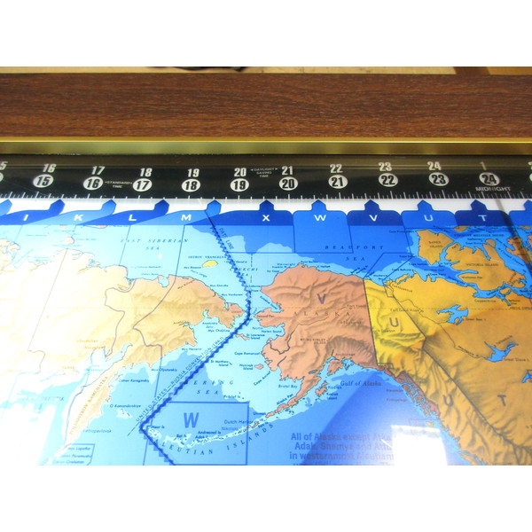 Geochron Original Kilburg in Walnuß Echtholzfurnierausführung und goldfarbenen Zierleisten (gebraucht)