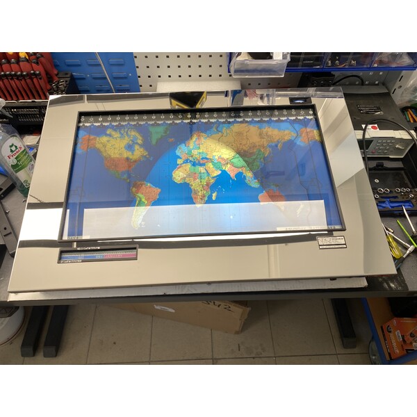 Geochron Original Kilburg in polierter Edelstahlausführung und schwarzen Zierleisten (Normale Gebrauchsspuren)