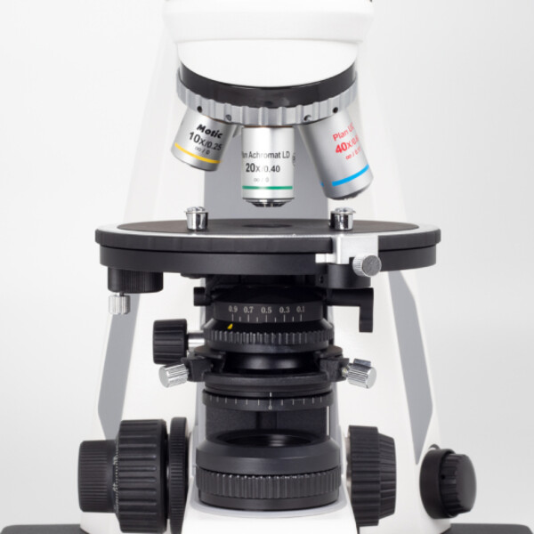 Motic Microscopio Panthera TEC POL Epi, trino, infinity, plan, achro, 50x-400x, 10x/20 mm, alogeno/LED