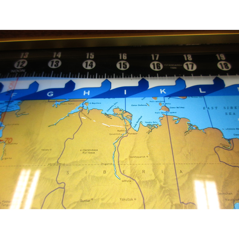 Geochron Original Kilburg in Walnuß Echtholzfurnierausführung und goldfarbenen Zierleisten (gebraucht)